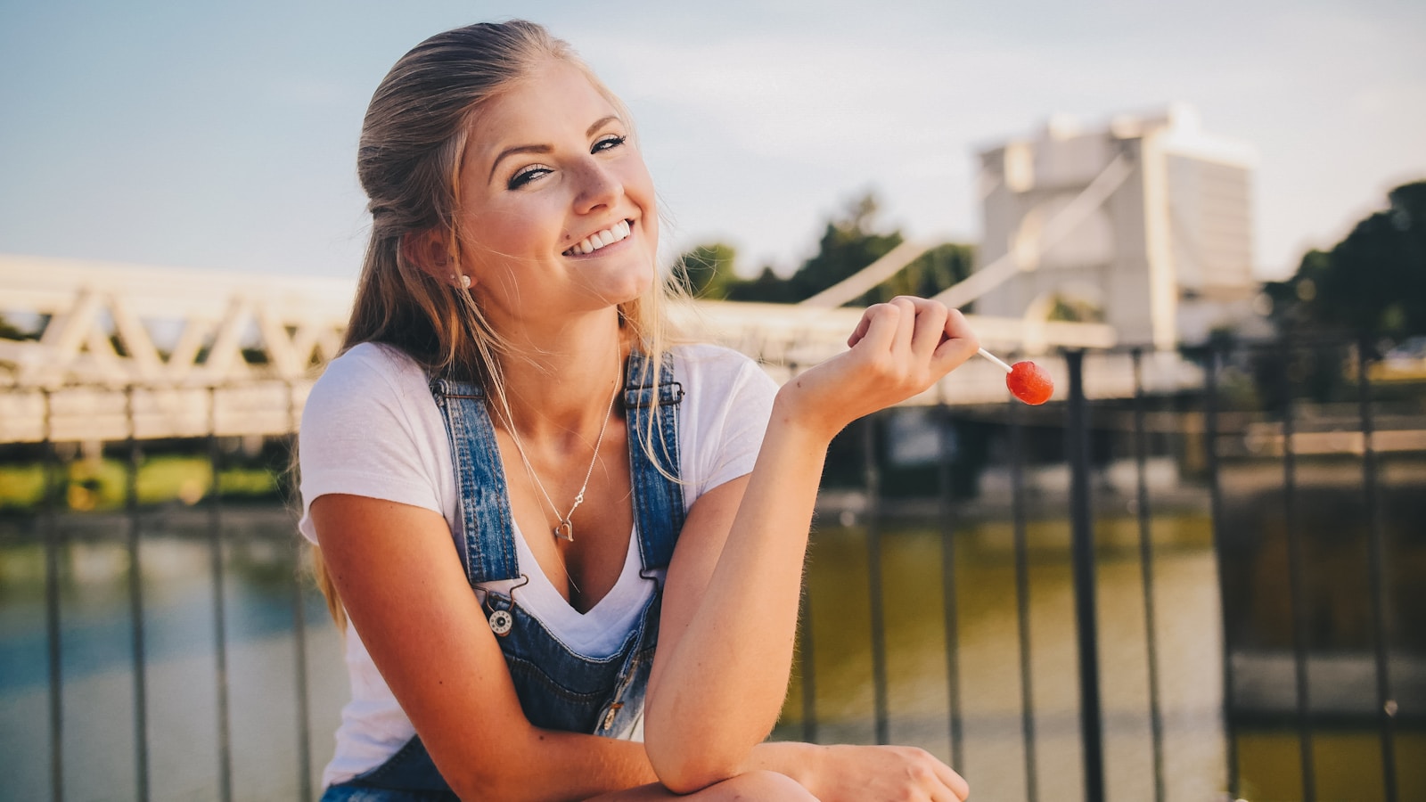 Peut-on blanchir des dents en céramique ? La vérité sur les couronnes, facettes et prothèses